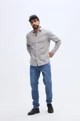 Camisa de manga larga de lino y algodón color celeste, con fit semi slim y cuello clásico.