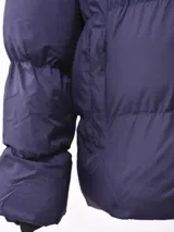 Campera puffer negra con capucha y cierre frontal.