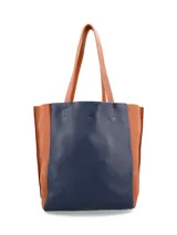 Cartera tipo tote bag de cuero, con diseño bicolor en azul marino y tostado, asas largas para el hombro y costuras reforzadas.