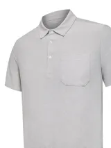 Chomba gris melange de manga corta con cuello polo, cierre frontal de tres botones y un bolsillo aplicado en el pecho.