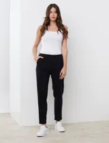 Pantalón jogger de algodón color azul marino, con pretina elastizada y diseño cómodo de corte recto.