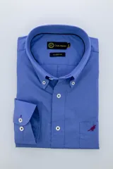 Camisa de vestir celeste de poplin, marca Club House, corte clásico, con cuello button down, manga larga, bolsillo en el pecho con logo de pájaro bordado y puños con botón.