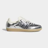 Championes Adidas Samba OG en acabado plateado metalizado, con detalles en color crema y suela de goma marrón translúcida.