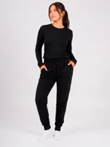 Pantalón tipo babucha de color azul oscuro, con cintura elástica ajustable mediante cordón, bolsillos laterales y puños elásticos en los tobillos.