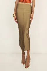 Falda tubo de largo midi en color dorado, con tiro alto y un tajo central en el frente.