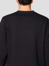 Buzo de cuello redondo Mountain Hardwear, color negro, con diseño de manga larga y puños acanalados. Presenta un pequeño logo bordado en el pecho izquierdo.