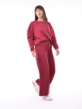 Pantalón negro de corte ancho y tiro alto con cintura elástica ajustable mediante cordón.