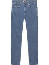 Jeans Tommy Jeans modelo Scanton Slim, de tiro medio y corte ajustado. Confeccionado en denim de algodón regenerativo, algodón reciclado y elastano.