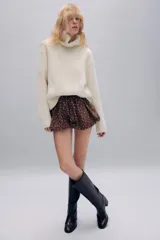 Falda pantalón de tiro medio con diseño abullonado, estampado de lunares y cintura elástica ajustable con cordones.