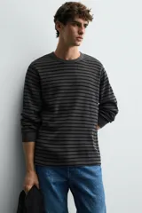 Camiseta de manga larga con cuello redondo, confeccionada en tejido de algodón con textura tipo waffle y acabados en rib.