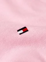 Remera Tommy Hilfiger de algodón color rosa, corte clásico, cuello redondo y logo bordado en el pecho.
