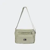 Bandolera color verde oliva, de tamaño pequeño, con correa larga regulable, múltiples bolsillos con cierre y logo de la marca en la parte inferior.