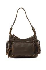 Cartera tipo hobo color verde militar, con correa ajustable, cierre principal y múltiples bolsillos exteriores con cierre. Incluye detalles de tiradores con flecos en los cierres.