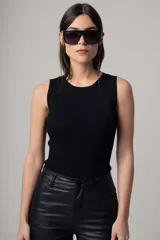 Top negro de punto acanalado, sin mangas y con cuello redondo.