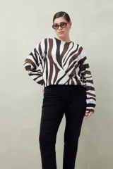 Pantalón chupín negro de tiro alto, confeccionado en denim suave y levemente elástico, con bolsillos delanteros y traseros.