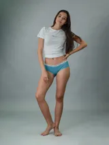 Bombacha hipster Calvin Klein color celeste, con cintura elástica blanca con logo de la marca.