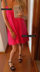 Vestido corto rojo con espalda descubierta y breteles lurex plateados.