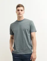 Remera verde militar de manga corta y cuello redondo.