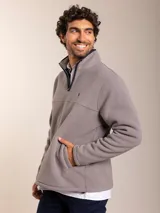 Canguro polar gris con medio cierre en el cuello, cuello alto y logo bordado de un pájaro en el pecho.