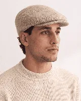 Boina con visera confeccionada en lana fina uruguaya 100% natural sin teñir, de diseño clásico.