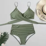 Bikini de dos piezas color fucsia. El top presenta un diseño cruzado en el frente con breteles finos ajustables, mientras que la bombacha es de tiro alto con detalle de frunces laterales.