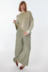 Sweater de punto a rayas verticales blancas y negras, con cuello redondo y mangas largas.