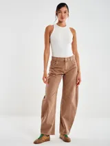 Pantalón de jean color marrón con diseño de silueta amplia y redondeada tipo balloon, de tiro medio y corte holgado.
