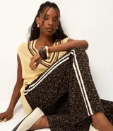 Pantalón de corte wide leg con estampado animal print, confeccionado en tejido modal con viscosa. Presenta cintura elástica y frisos laterales continuos, con una caída recta y amplia.