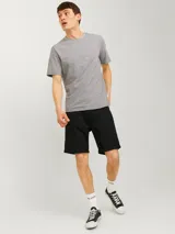 Short chino regular fit color negro, confeccionado en sarga de algodón con elastano, con dobladillo en las piernas y bolsillos laterales.