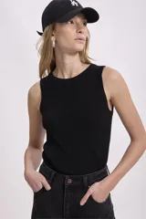 Crop top tejido sin mangas, con cuello redondo y diseño ajustado.
