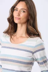 Remera de algodón de manga larga con escote redondo y estampado de rayas horizontales en tonos rosado, gris y beige.