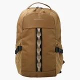 Mochila Merrell modelo Trout Basic de 25 litros, color marrón. Presenta un diseño funcional con compartimento principal con cierre, bolsillos laterales elásticos con correas de ajuste y una cinta frontal decorativa. Confeccionada en poliéster resistente con recubrimiento de PU.