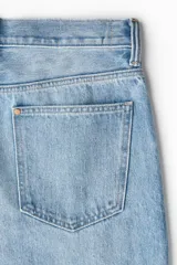 Jean de corte holgado en denim de algodón rígido, con diseño de piernas redondeadas extraamplias y tiro bajo.