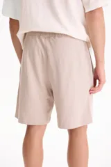Bermuda deportiva sin friza color negro, con cintura elastizada y cordón ajustable. Corte semi baggy y suelto.