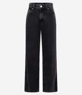 Pantalón wide leg jeans negro con cintura alta, bolsillos delanteros y traseros, cierre con botón y cremallera, y ruedo deshilachado.