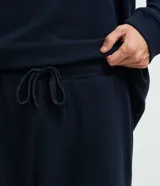 Pijama largo de hombre compuesto por una remera de manga larga con cuello redondo y un pantalón tipo jogging con cintura elástica. Confeccionado en tejido de viscolycra suave y ligero, con acabado liso.