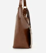 Bolso tipo bucket grande Satinato en color marrón, confeccionado en PU. Presenta asa de hombro ajustable, herrajes metálicos dorados, detalle de borla decorativa lateral con textura símil serpiente y un pequeño monedero o estuche removible con cierre unido por una tira.