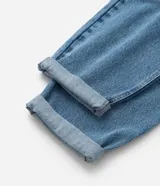 Pantalón mom jeans de corte holgado en caderas y piernas, con tiro alto y trabillas en la cintura.