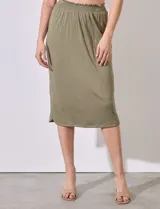 Falda midi verde oliva de modal con pretina elastizada y tajo lateral con botones metálicos.