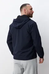 Campera negra con capucha y cierre frontal.