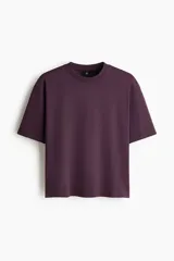 Remera boxy de algodón en punto liviano color bordó, de hombros caídos, cuello redondo ribeteado acanalado y corte oversized.