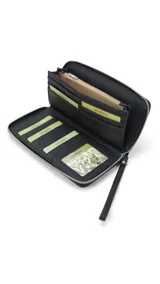 Billetera larga con cierre perimetral, confeccionada en material sintético con estampado botánico de flores silvestres sobre fondo claro. Cuenta con múltiples compartimentos internos para tarjetas, visor para documentos y un bolsillo interno con cierre. Incluye una correa de mano extraíble.