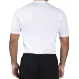 Remera térmica de manga corta Umbro, diseñada con ajuste al cuerpo para optimizar la retención de calor y la evacuación de humedad. Presenta cuello redondo y logo de la marca estampado en el pecho.