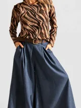 Pantalón tipo palazzo de denim liviano, con diseño amplio y fluido, cintura con pasacintos y pinzas frontales.
