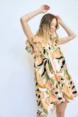 Vestido corto con estampado abstracto en tonos beige, naranja, verde y negro.