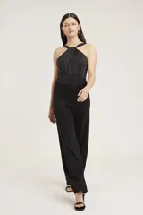 Body negro de manga corta con escote halter anudado al cuello y detalle cut-out en el centro del pecho. La parte inferior es de tiro alto y corte ajustado.