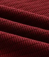 Suéter masculino de cuello redondo y manga larga, confeccionado en malla de viscosa y poliamida con textura de cuadros grid.
