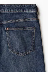 Pantalón jean de cinco bolsillos en denim de algodón con lavado azul oscuro, cintura clásica y corte de pierna recta.