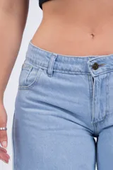 Pantalón de jean celeste, de corte wide leg y tiro bajo.