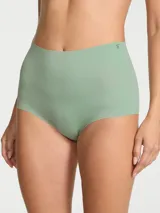 Bombacha tipo brief tiro alto color verde, de diseño sin costuras con acabado invisible bajo la ropa y cobertura total en la espalda.